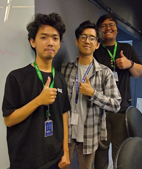 Hikma Maulana bersama tim di Agate Studio Bandung