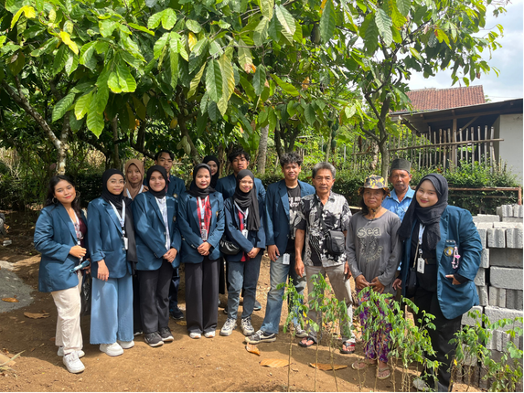 Dila and fellow Universitas Brawijaya students during a community field activity
