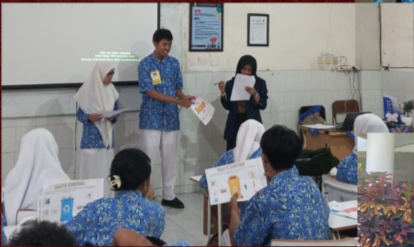 Dila facilitating a classroom activity at SMAN 2 Malang