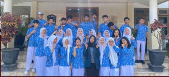 Dila with students at SMAN 2 Malang
