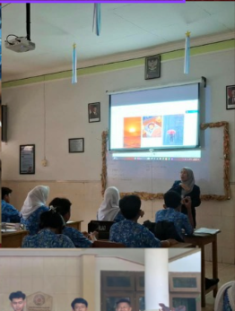 Dila presenting learning media in the classroom